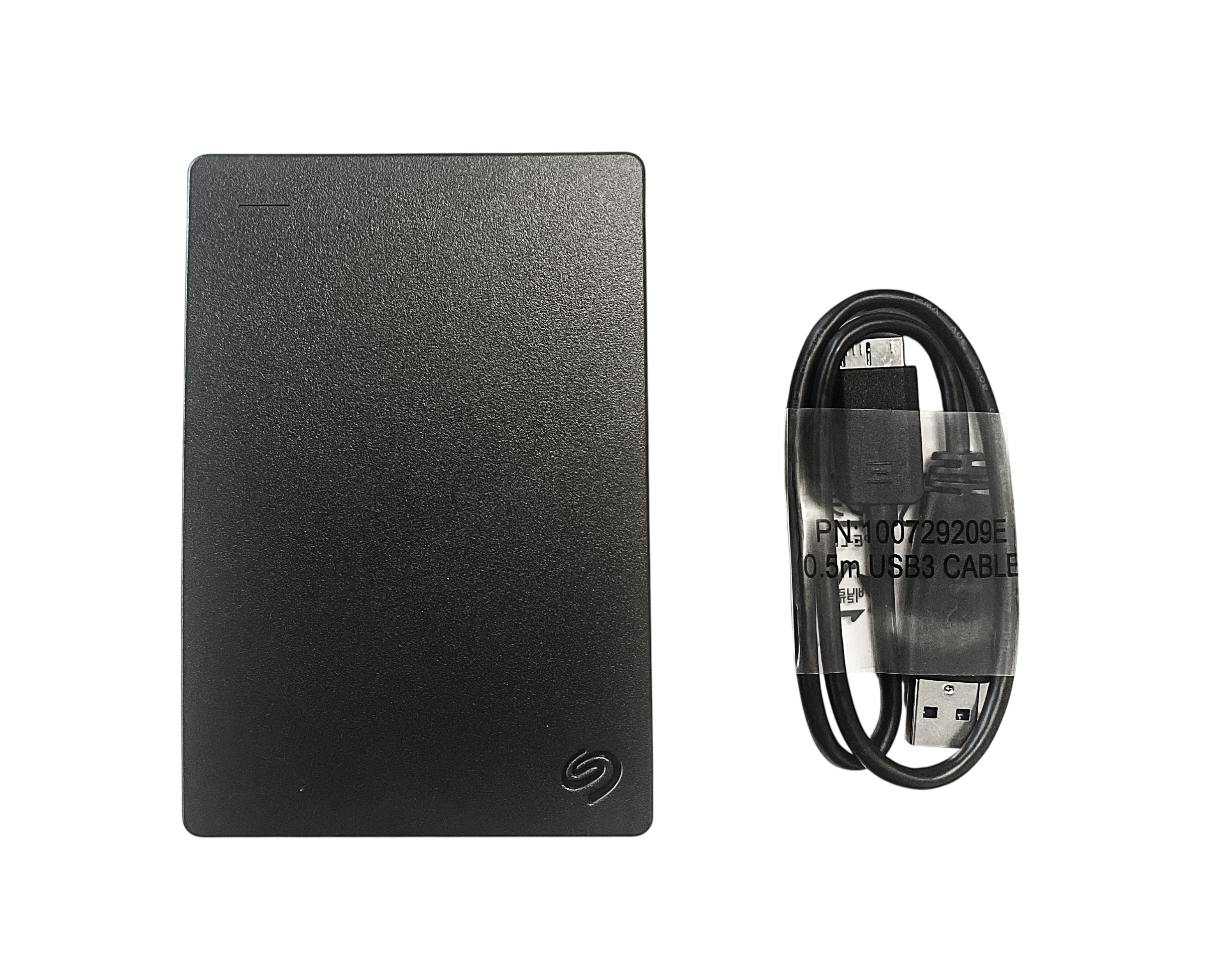 Eine schwarze externe Festplatte mit Seagate-Logo neben einem aufgerollten USB3-Kabel vor weißem Hintergrund.