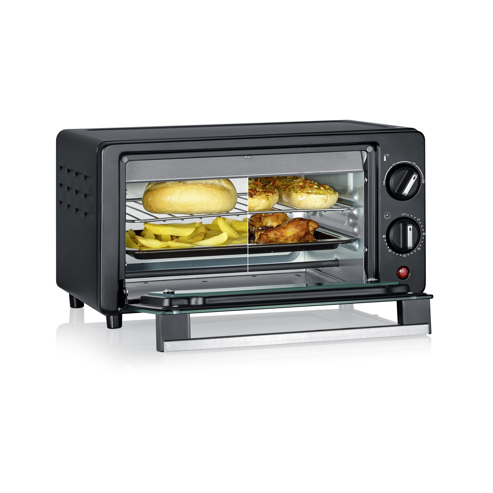 Un mini forno nero con porta di vetro aperta, contenente pane cotto, patatine e pollo all'interno.