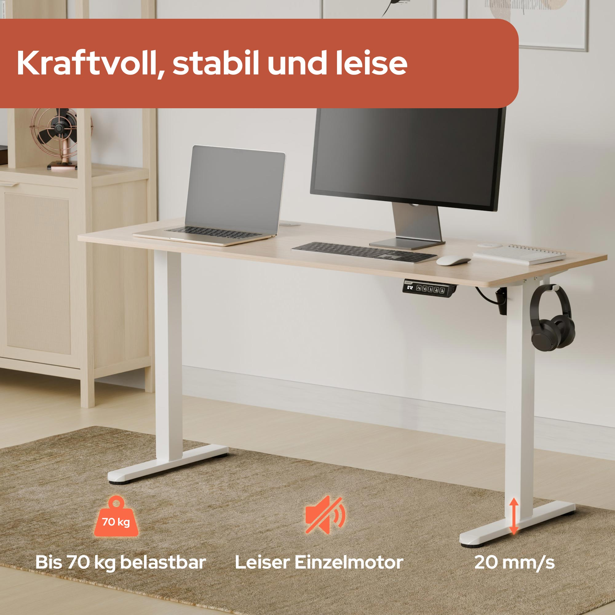 Ein höhenverstellbarer Stehtisch mit Laptop, Monitor und Tastatur auf einem Teppich.