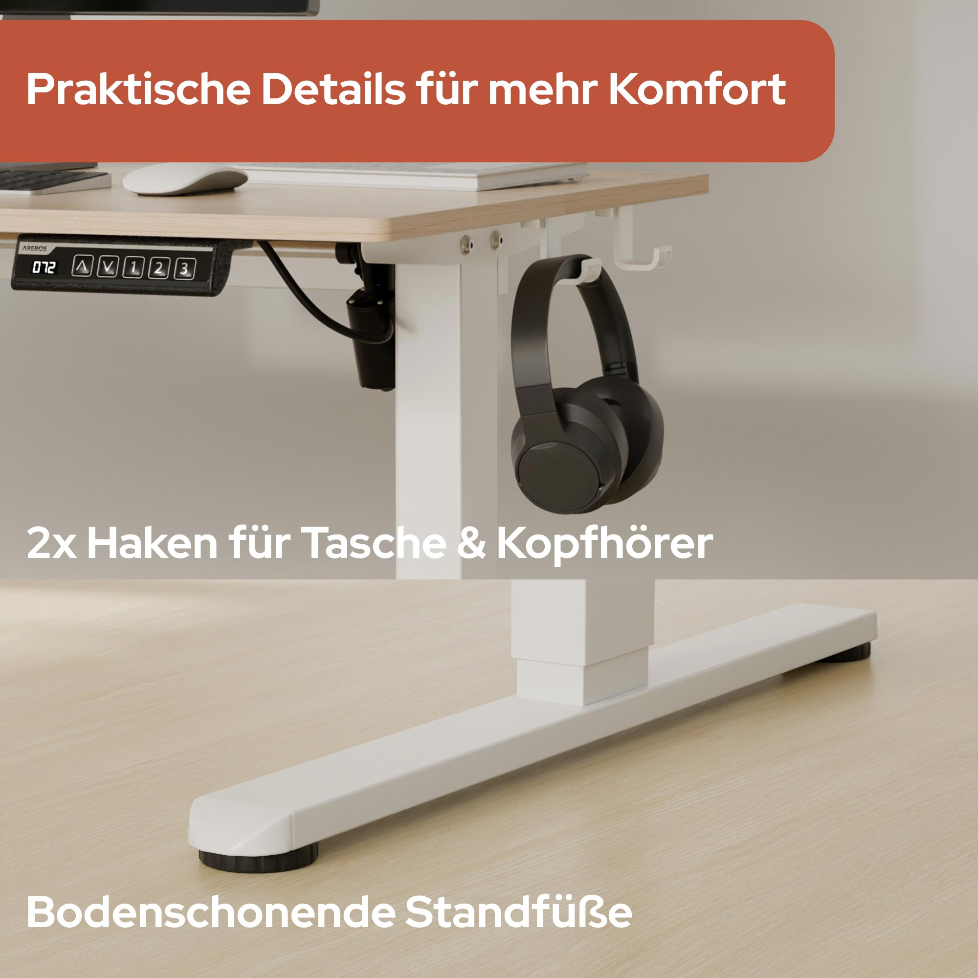 Ein höhenverstellbarer Schreibtisch mit Kopfhörern an einem Haken und Bodenschonenden Füßen.
