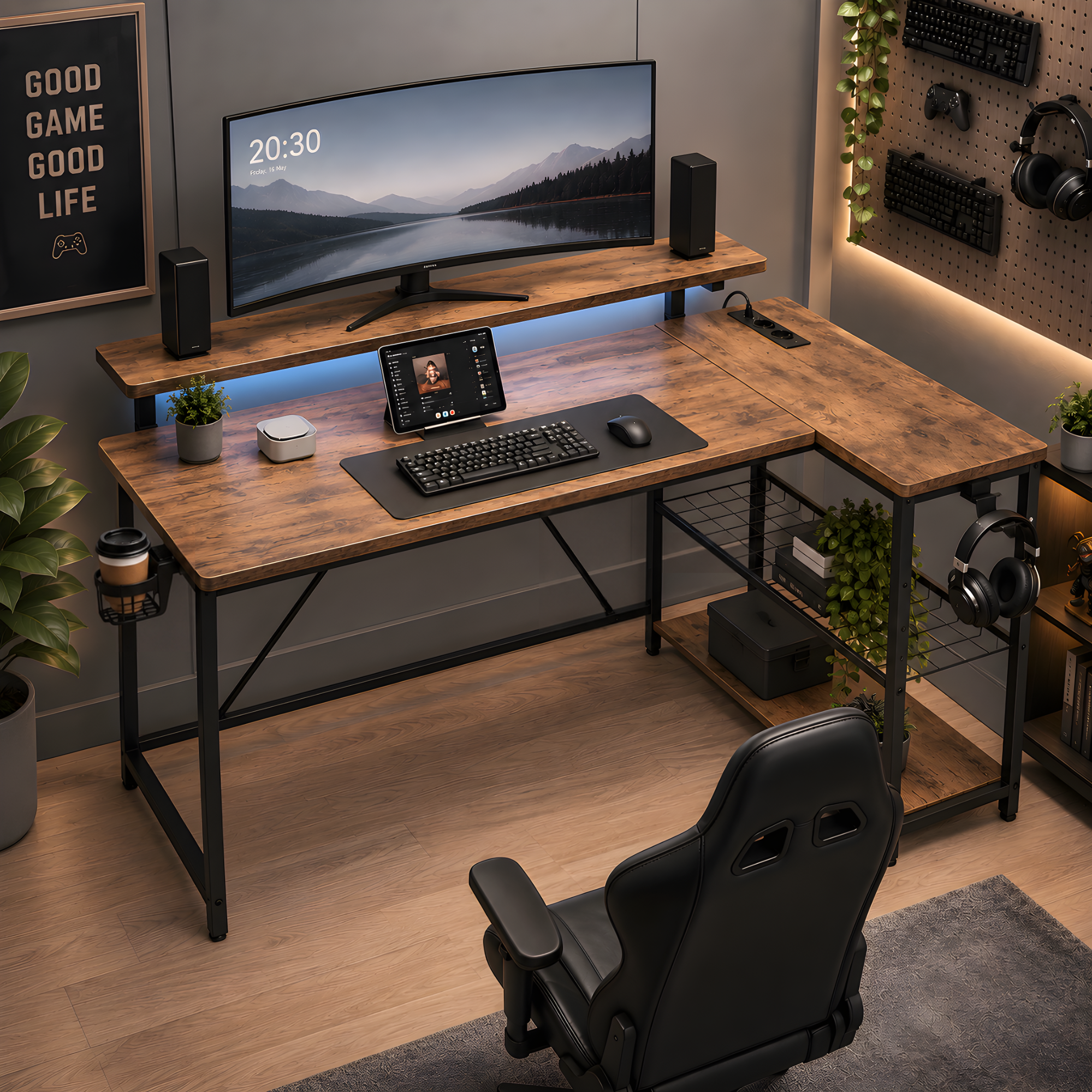 Moderna postazione da gaming con ampio monitor curvo, tastiera, tablet e sedia da gaming nera.