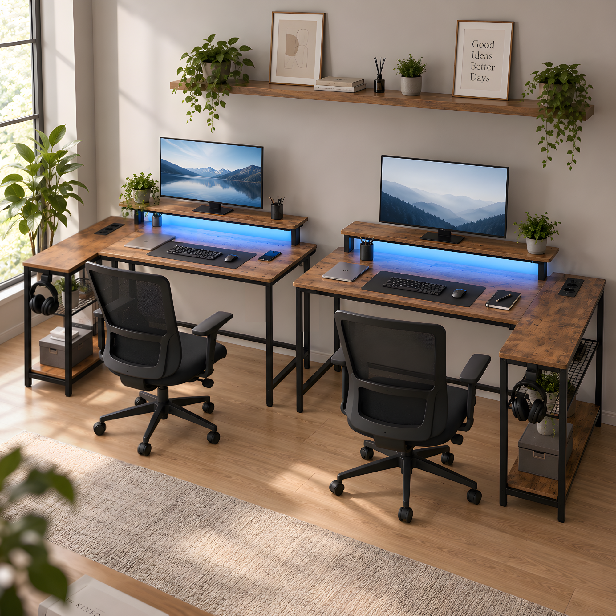 Due moderne scrivanie in legno con monitor, luci LED blu e sedie da ufficio nere in una stanza luminosa.