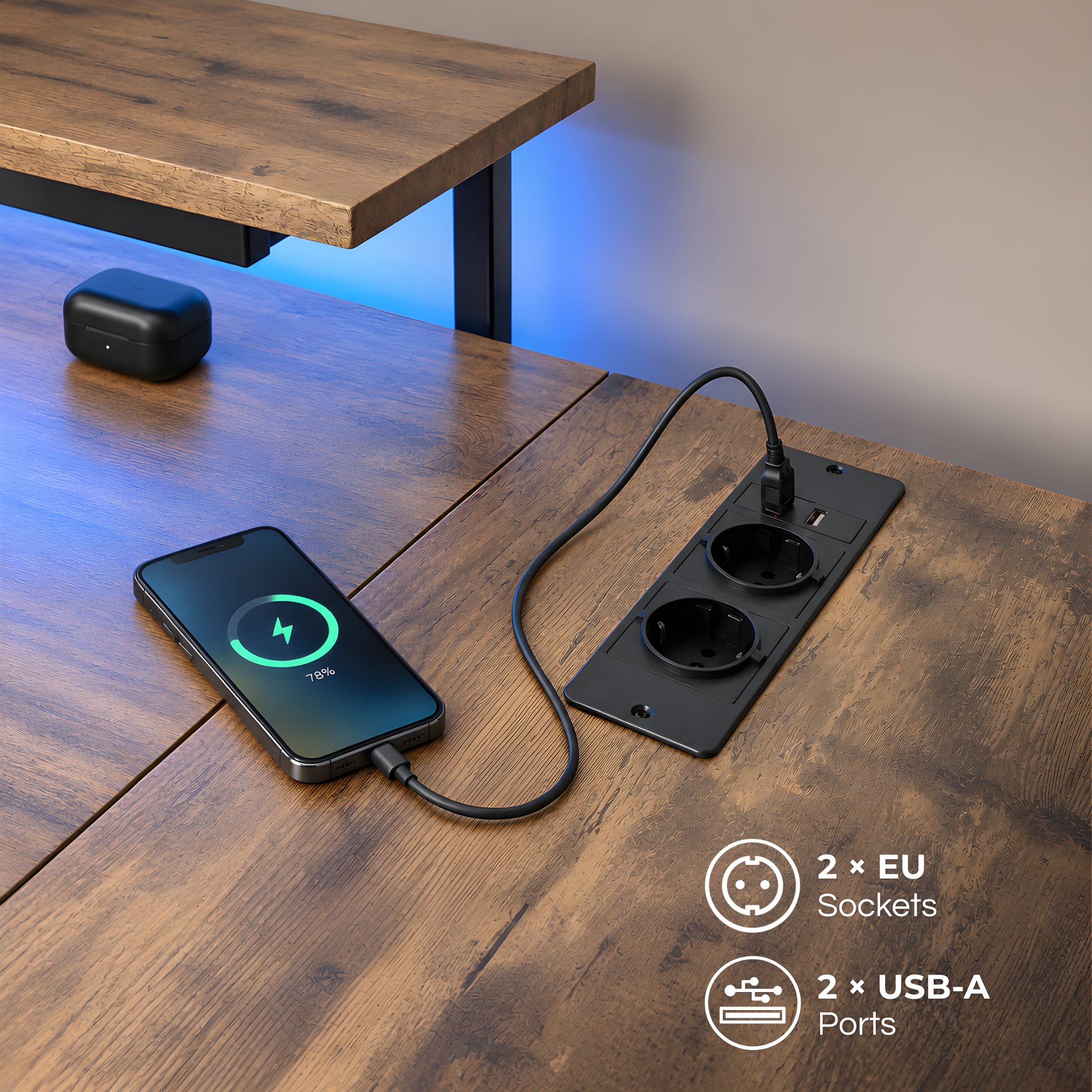 Uno smartphone in carica su una scrivania in legno con presa integrata dotata di prese UE e porte USB.