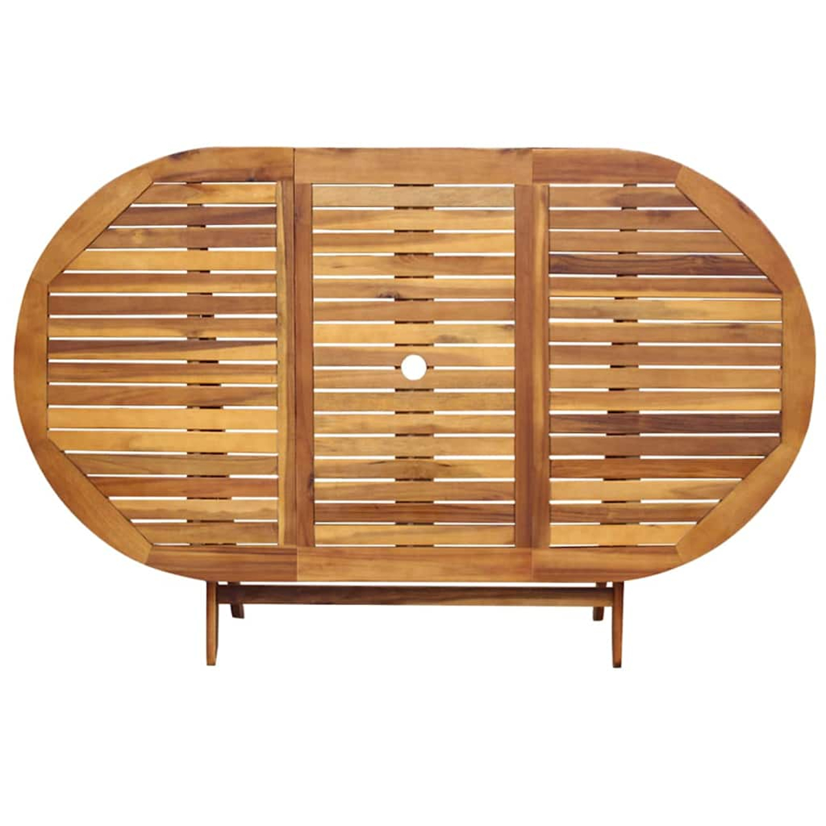 Ein ovaler Gartentisch aus Holz mit Lamellen und Schirmloch vor weißem Hintergrund.