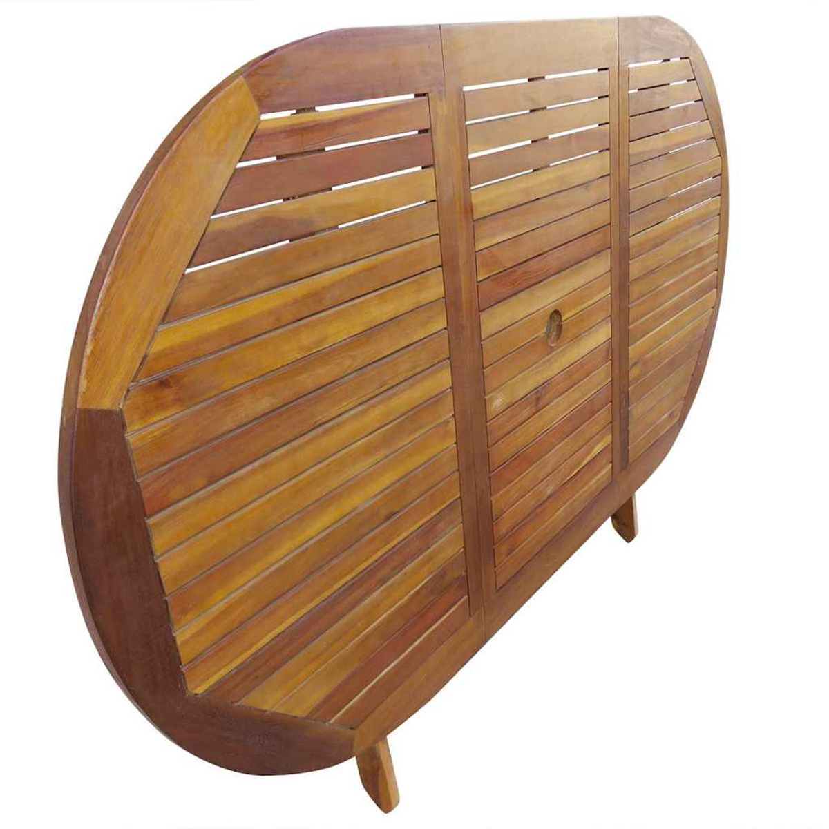 Ein ovaler Holztisch mit Lamellen auf einem weißen Hintergrund.