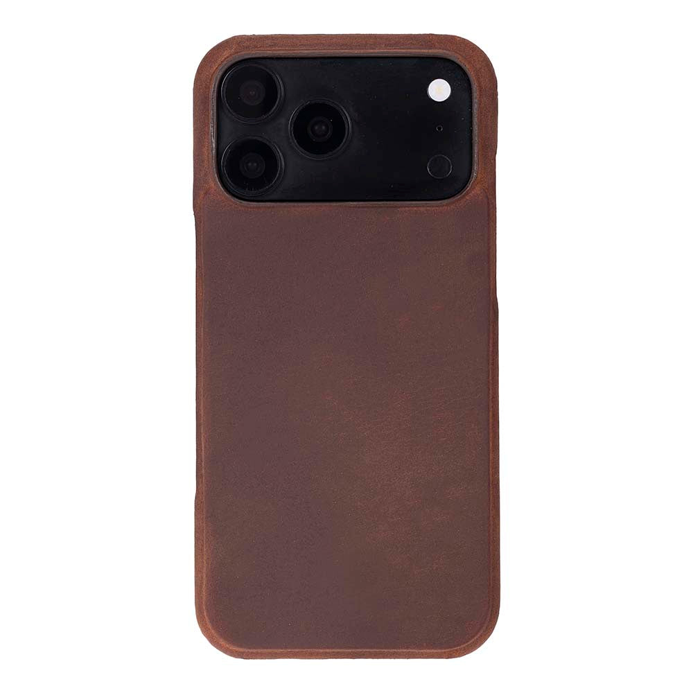 Beyaz arka plan üzerinde siyah kamera modülüne sahip kahverengi deri telefon kılıfı.