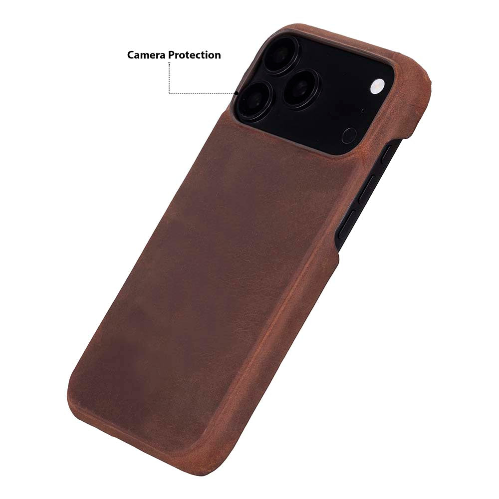 Kamera lenslerinin etrafında koruma için yükseltilmiş kenara sahip kahverengi deri telefon kılıfı.