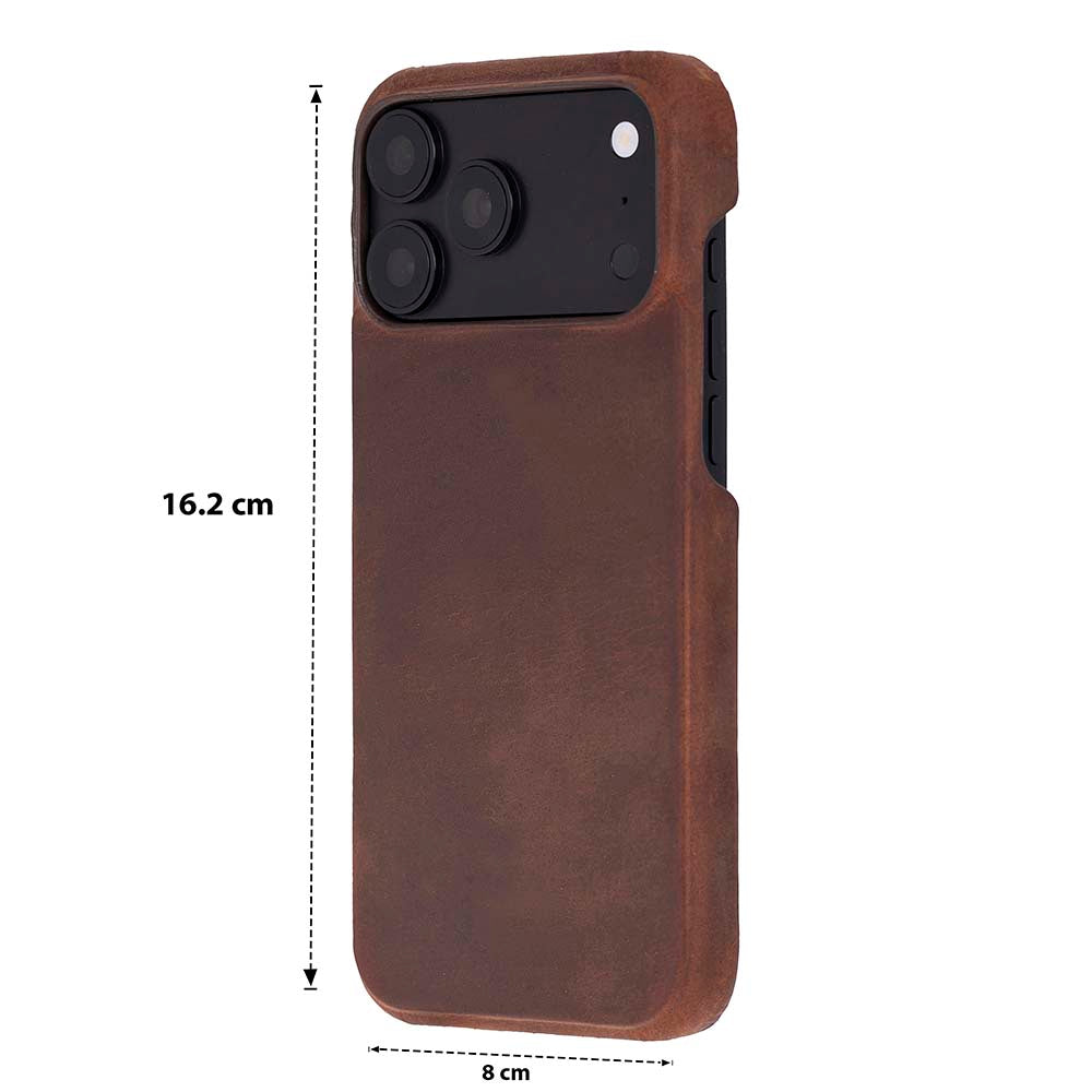 Beyaz arka planda 16.2 cm yükseklik ve 8 cm genişlik ölçülerine sahip kahverengi deri telefon kılıfı.