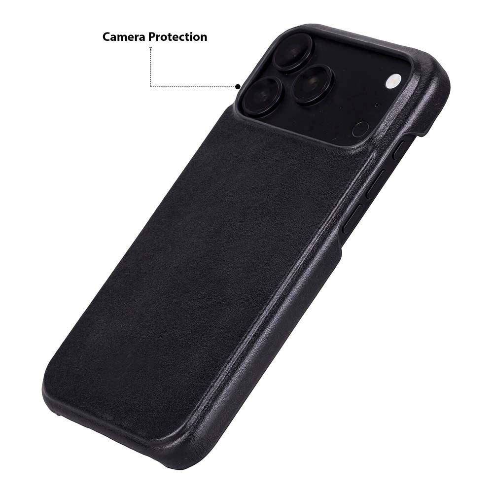 Beyaz arka planda yükseltilmiş kamera korumasına sahip siyah koruyucu telefon kılıfı.