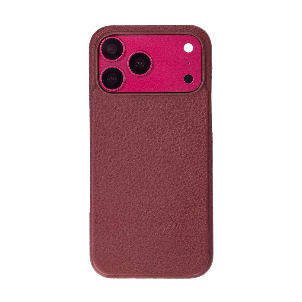 Beyaz arka planda üç siyah lensli pembe kamera bölmesine sahip, bordo dokulu deri telefon kılıfı.