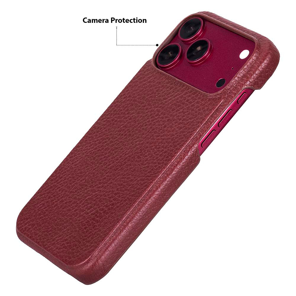 Beyaz arka planda kamera koruması için yükseltilmiş kenarlı kırmızı deri telefon kılıfı.
