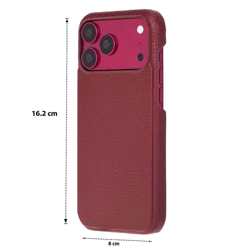 Akıllı telefon üzerinde koyu kırmızı dokulu deri kılıf, 16.2 cm yükseklik ve 8 cm genişlik ölçüleriyle.