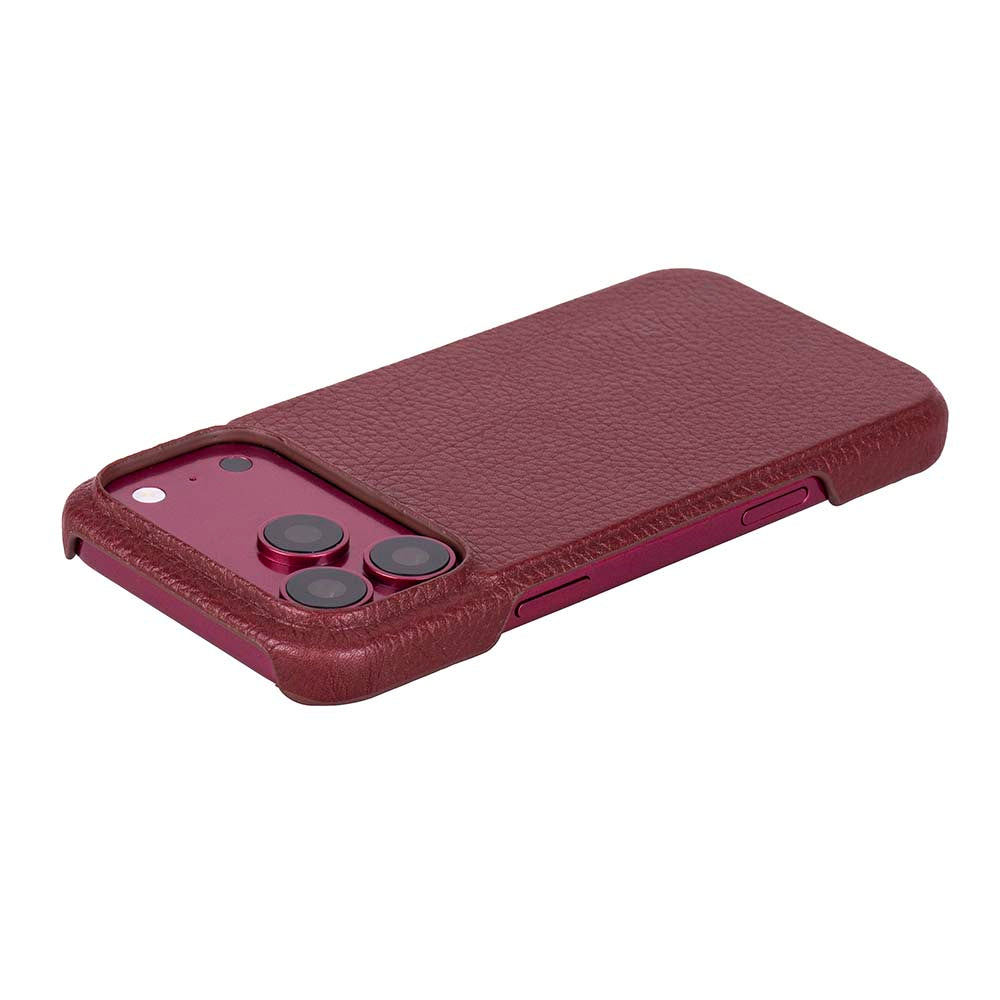 Beyaz arka planda dokulu deri kılıflı ve üçlü kameralı kırmızı bir akıllı telefon.