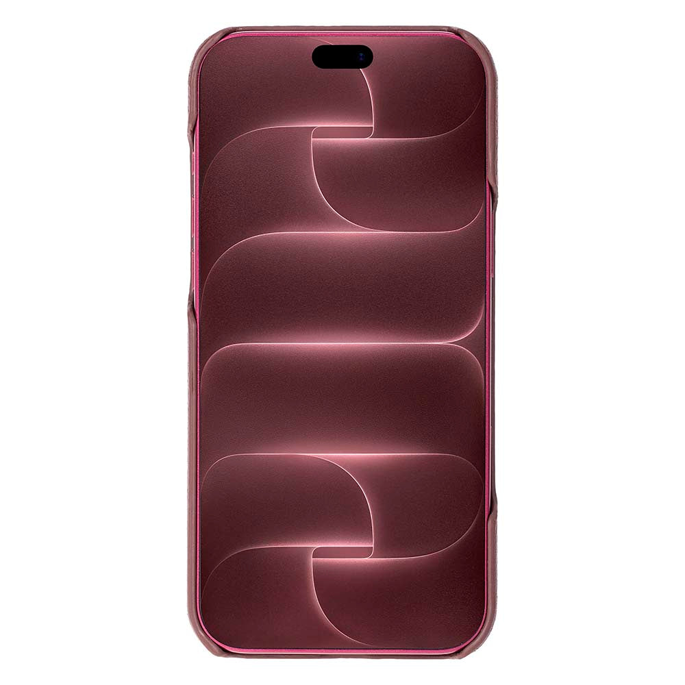 Koyu, soyut desenli bir ekrana sahip, koruyucu kılıf içindeki pembe akıllı telefon.