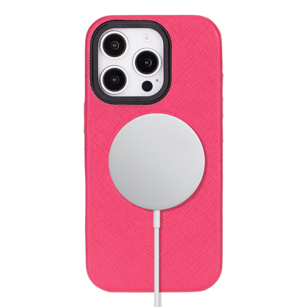 Arkasına takılı dairesel gümüş renkli MagSafe şarj cihazı bulunan pembe bir telefon kılıfı.