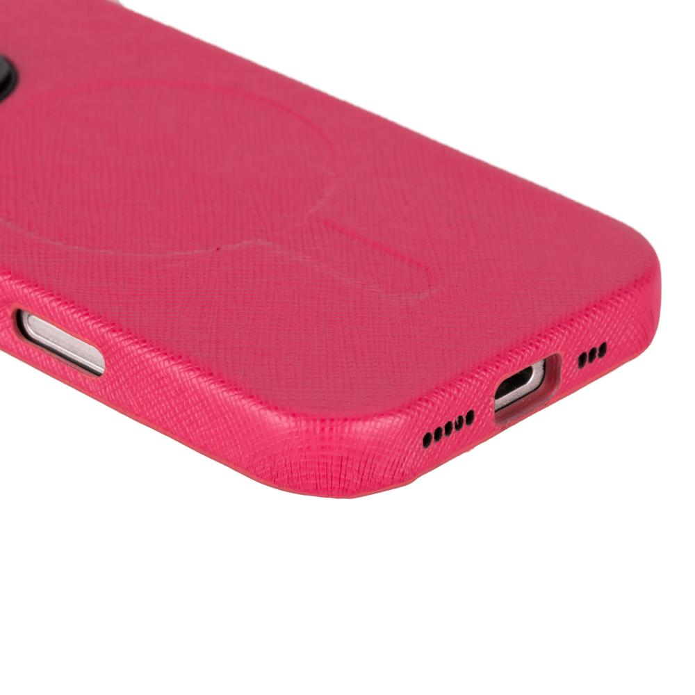 Beyaz arka planda alt kısmındaki şarj portu ve hoparlör ızgaraları görünen pembe akıllı telefon kılıfı.