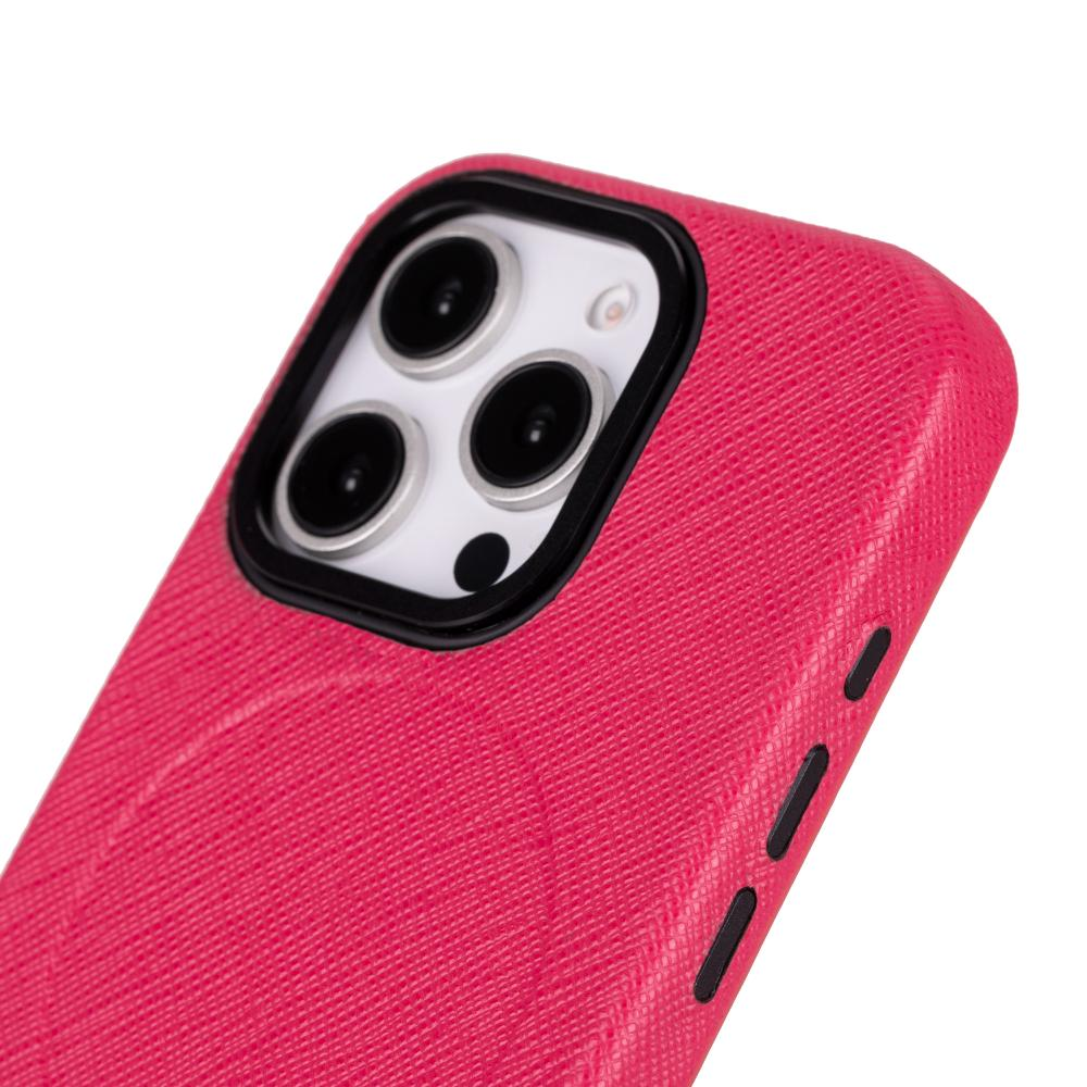 Üçlü kamera modülü ve yan tuşları olan pembe dokulu deri telefon kılıfı.