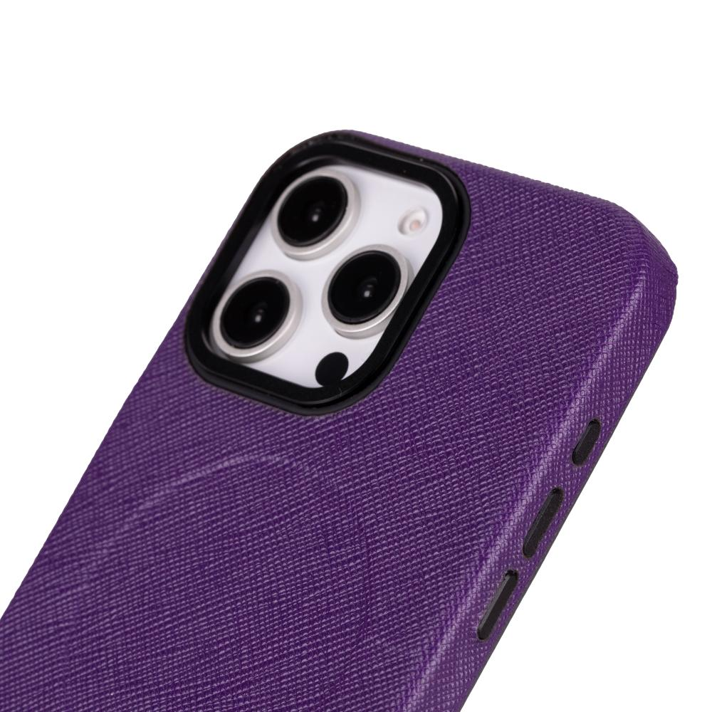 Beyaz arka planda kamera çıkıntısına sahip mor dokulu telefon kılıfı.