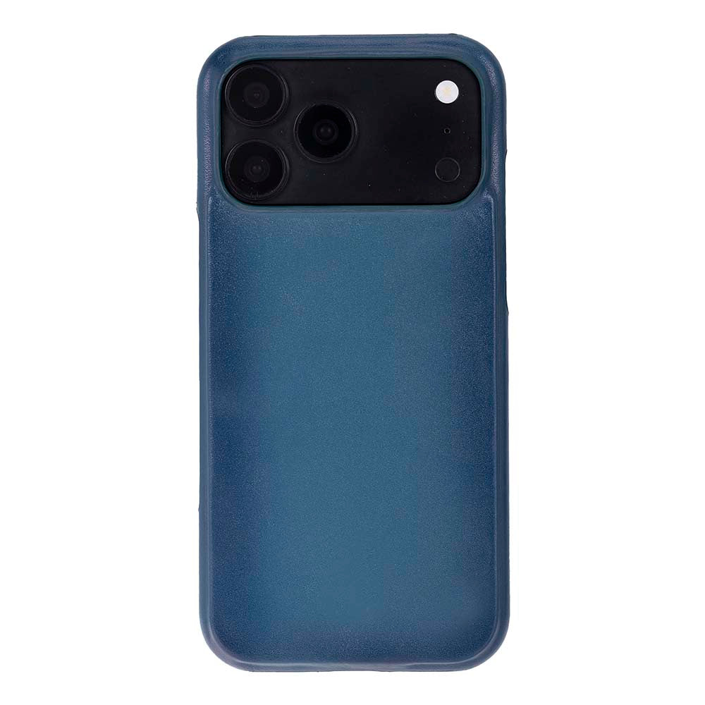 Beyaz arka planda, üç lensli ve flaşlı çıkıntılı dikdörtgen kamera modülüne sahip mavi bir akıllı telefon kılıfı.