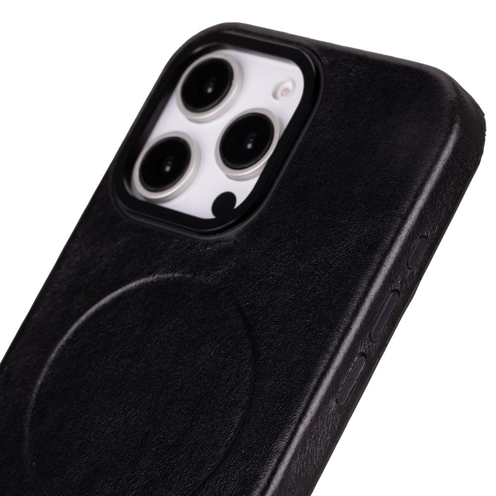 Arka kamera modülü ve yan düğmeleri görünen siyah kılıflı bir akıllı telefon.