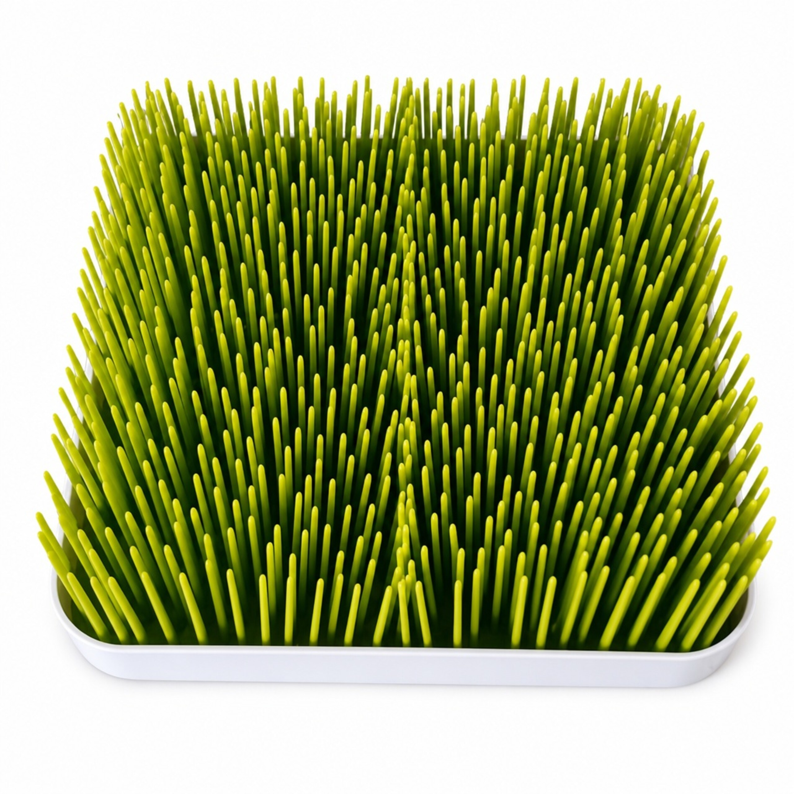 Ein quadratischer, grasartiger Abtropfständer für Babyplaschen in einer weißer Schale.