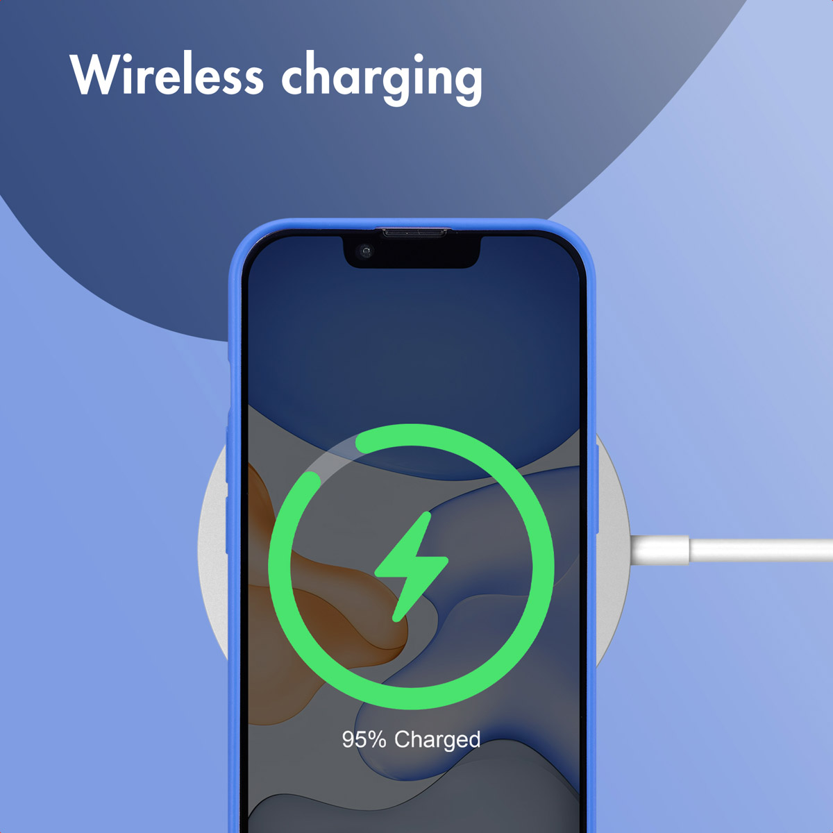 Ein Smartphone liegt auf einer runden, weißen Ladestation vor einem hellblauen Hintergrund mit der Aufschrift Wireless charging.