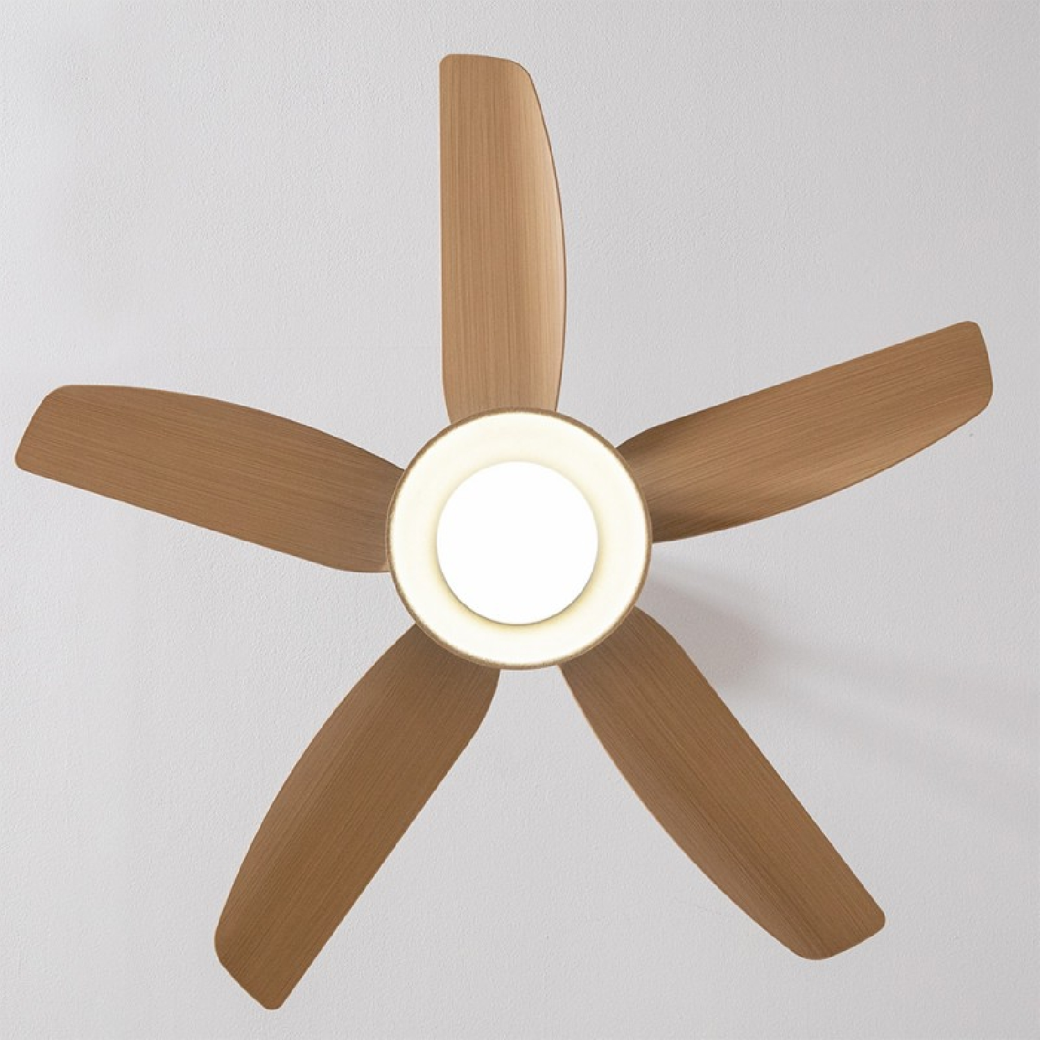 Un ventilador de techo con cinco aspas de madera y luz LED redonda en el centro sobre pared blanca.