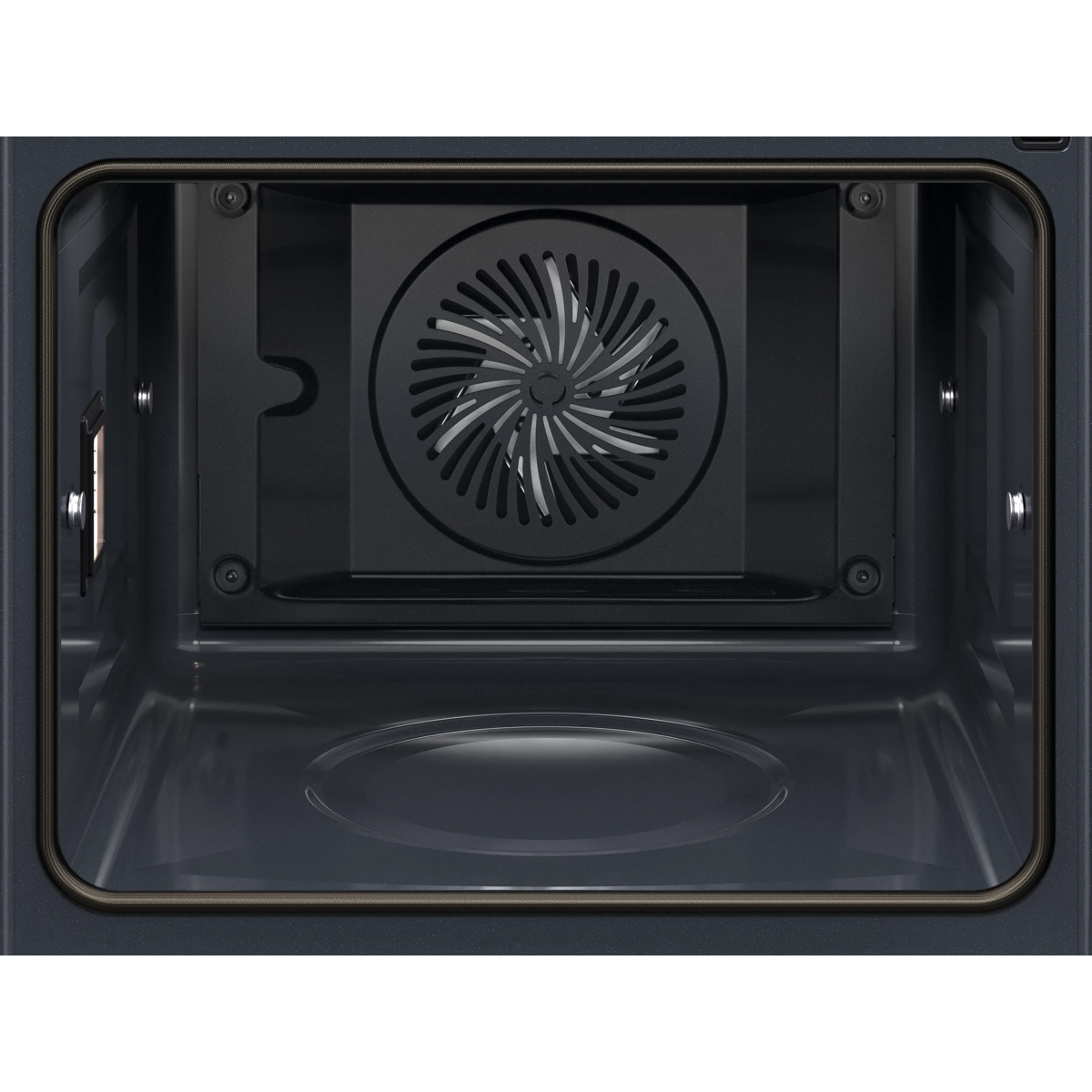 Vista interior de un horno negro con un ventilador integrado y una superficie inferior lisa.