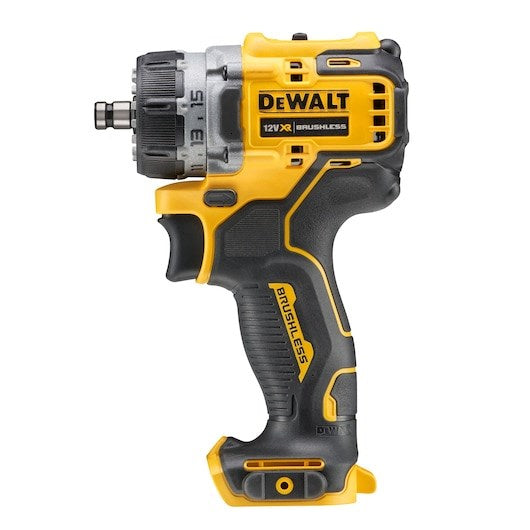Eine gelb-schwarze DeWalt 12V XR bürstenlose Akkubohrmaschine vor weißem Hintergrund.