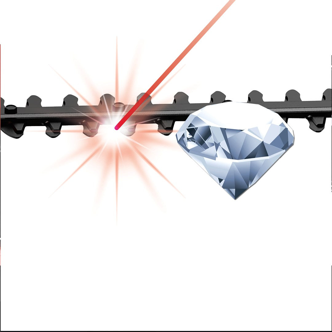 Ein roter Laser schneidet eine schwarze Klingenstange neben einem Diamanten auf weissem Hintergrund.