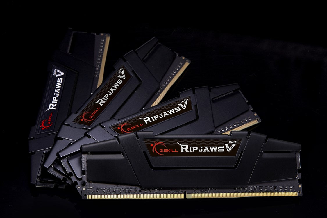 Vier schwarze G.Skill Ripjaws V DDR4-RAM-Sticks ordentlich auf schwarzem Hintergrund angeordnet.