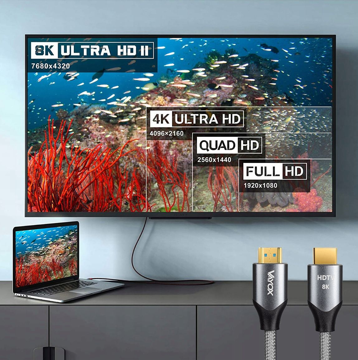 Ein Fernseher, ein Laptop und zwei HDMI-Kabel zeigen Videoauflösungen von Full HD bis 8K.