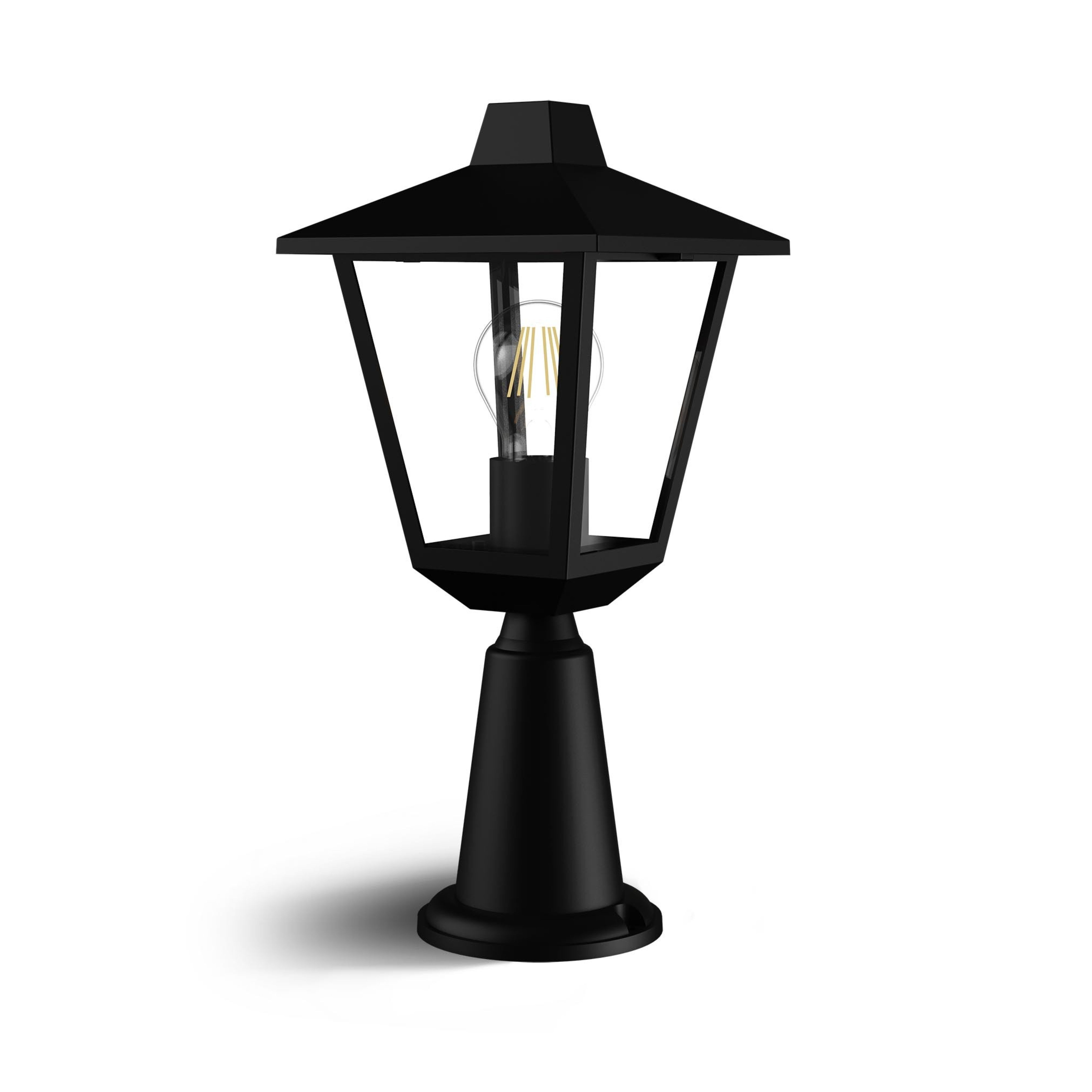 Zwarte buitenstaanlamp met piramidevormig dak en zichtbare gloeilamp op een witte achtergrond.