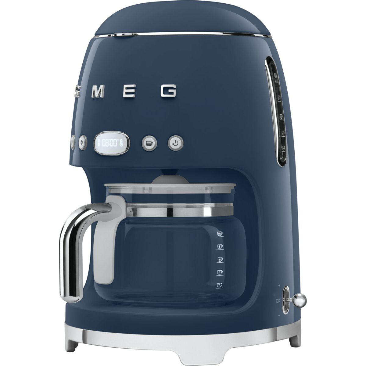 Una macchina da caffè americano Smeg blu navy con caraffa in vetro e dettagli argento su sfondo neutro.