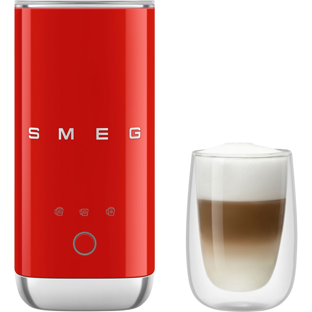 Montalatte Smeg rosso e un bicchiere di cappuccino con schiuma su sfondo bianco.