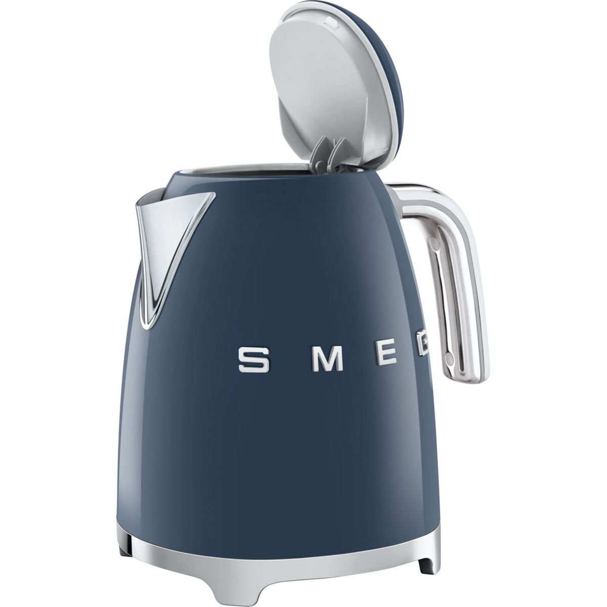 Un bollitore elettrico Smeg blu con coperchio aperto e dettagli argentati su sfondo bianco.