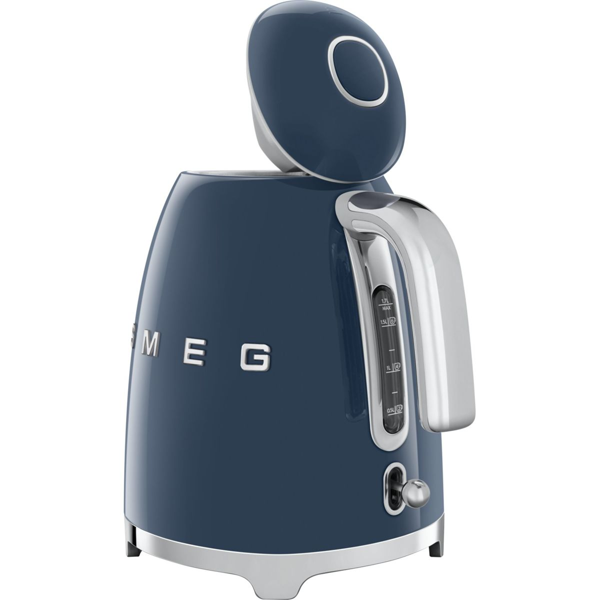 Un bollitore blu Smeg con manico argentato e coperchio aperto su sfondo bianco.