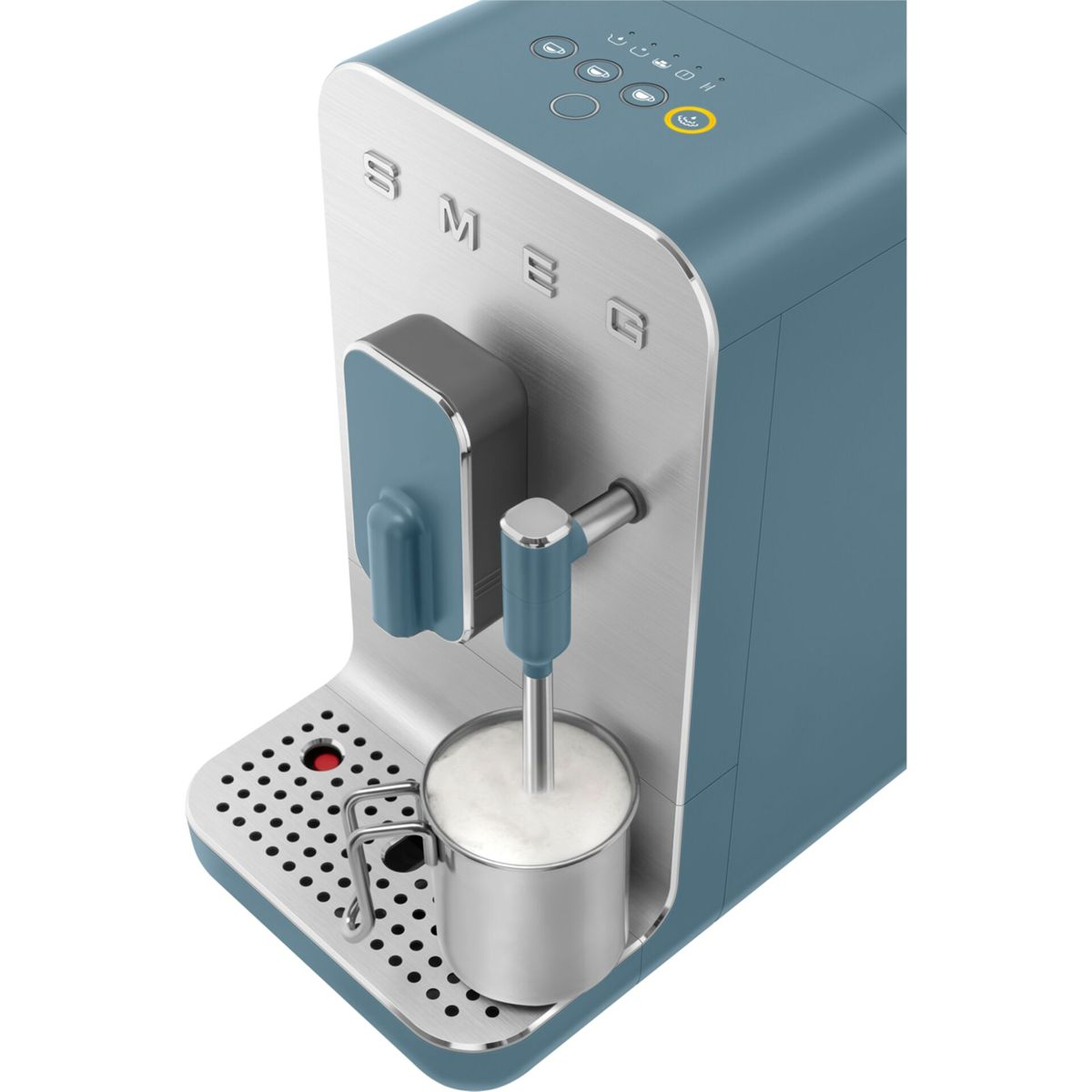 Cafetera Smeg azul con frente de metal y jarra para espumar leche.