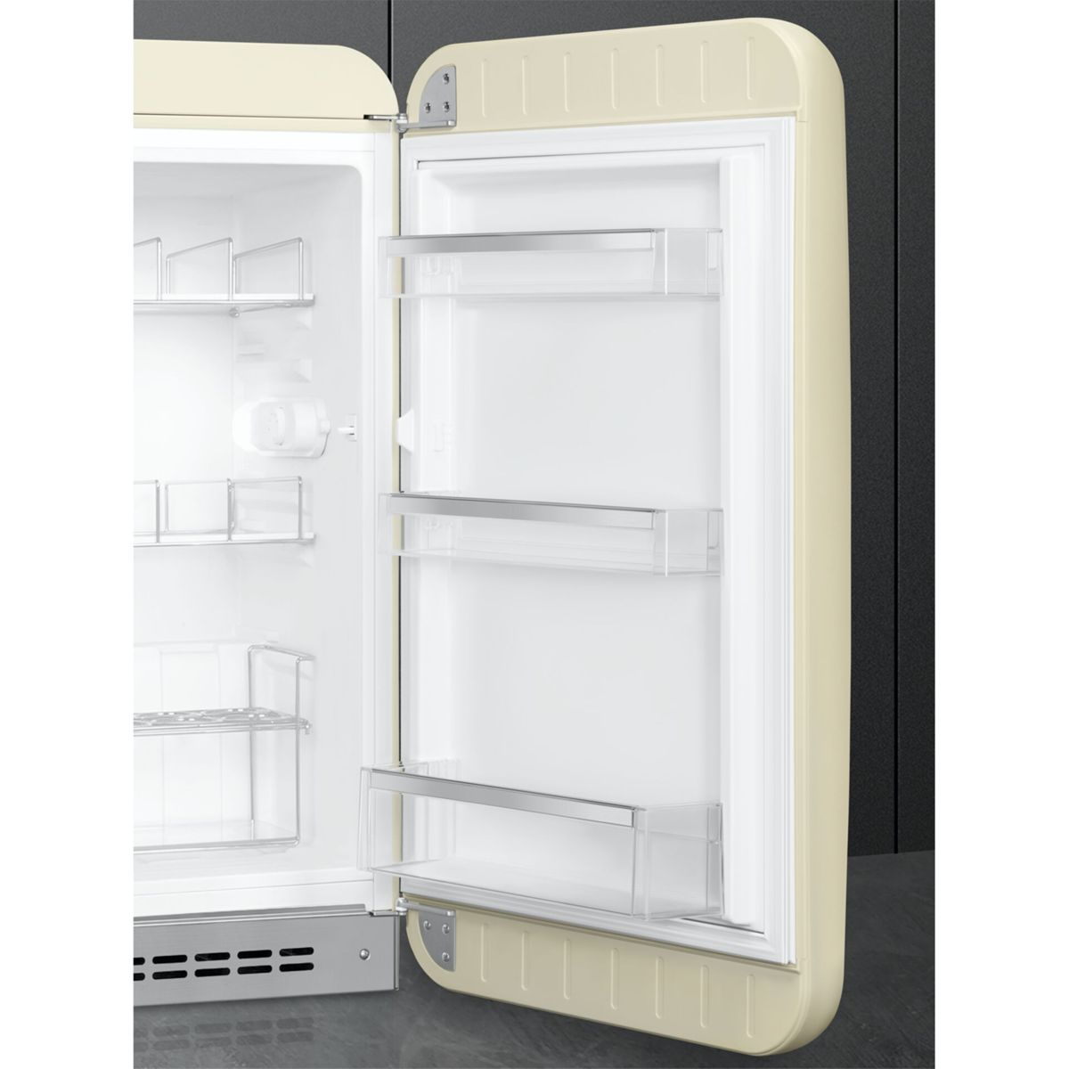 Frigorífico retro beige abierto con estantes de cristal y compartimentos en la puerta.