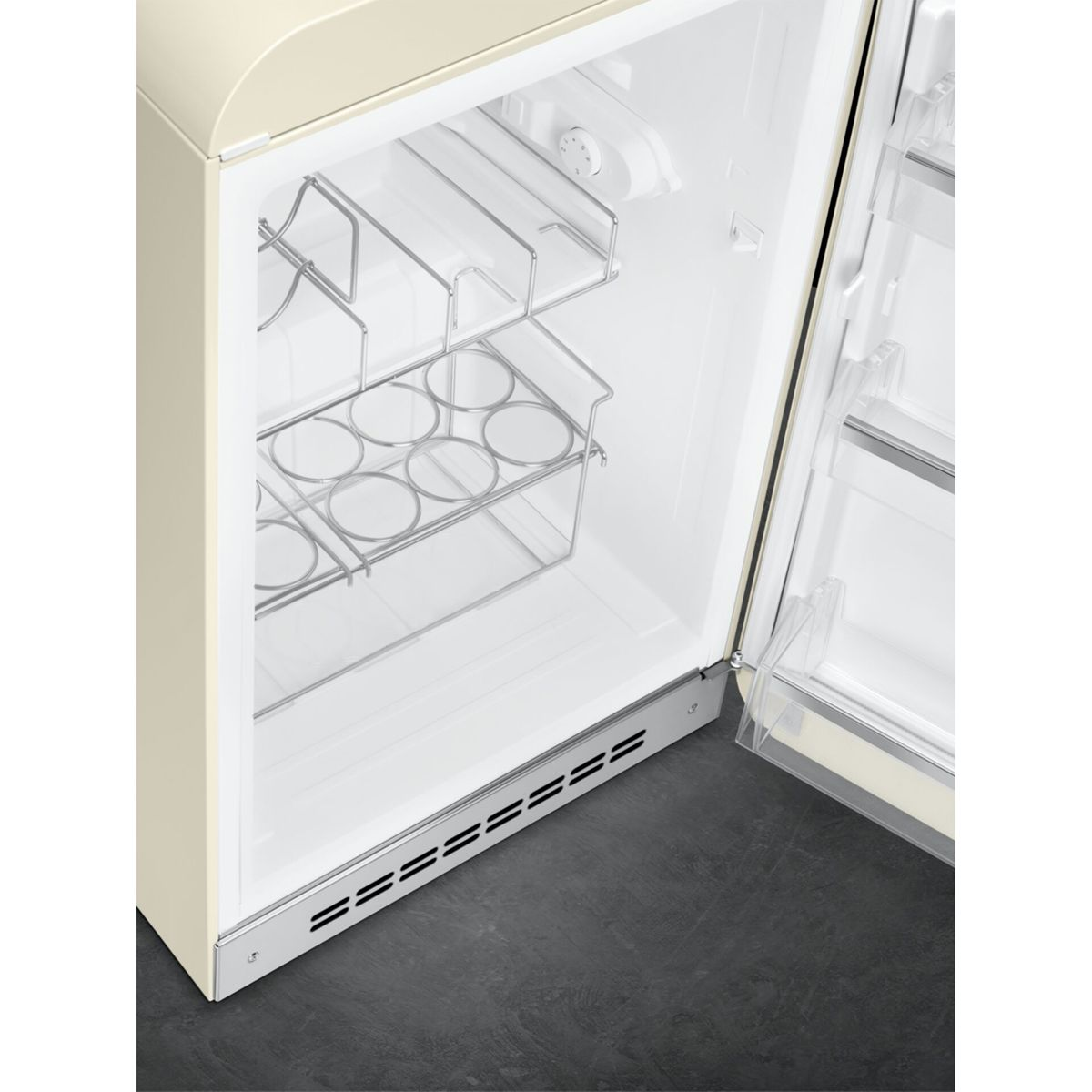 Pequeño refrigerador abierto de color crema que muestra estantes de alambre en el interior.
