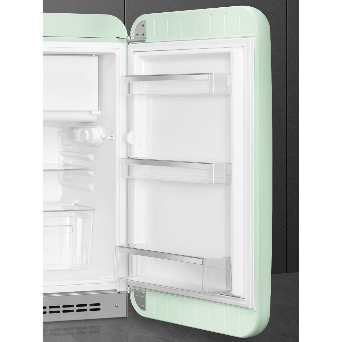 Refrigerador abierto verde menta con interior vacío y estantes en la puerta.