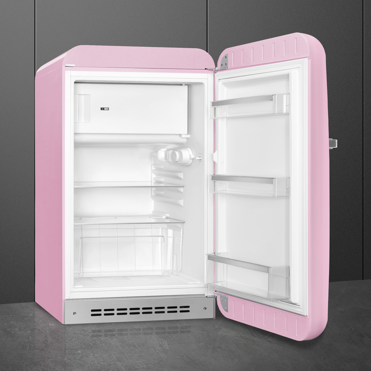 Un refrigerador retro rosa con la puerta abierta, mostrando un interior blanco con estantes de cristal.