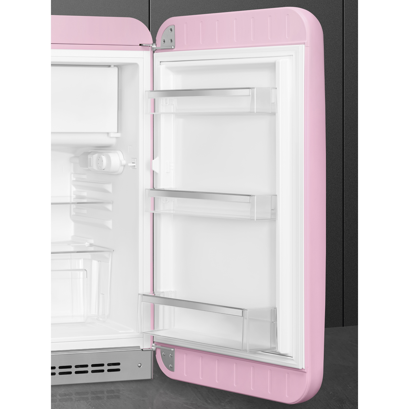 Un refrigerador rosa pastel abierto con un interior blanco vacío y estantes brillantes en la puerta.
