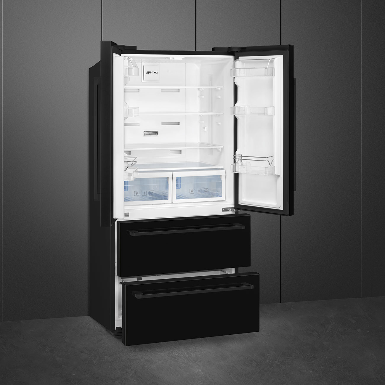 Frigorífico Smeg negro con puertas y cajones abiertos contra una pared gris.