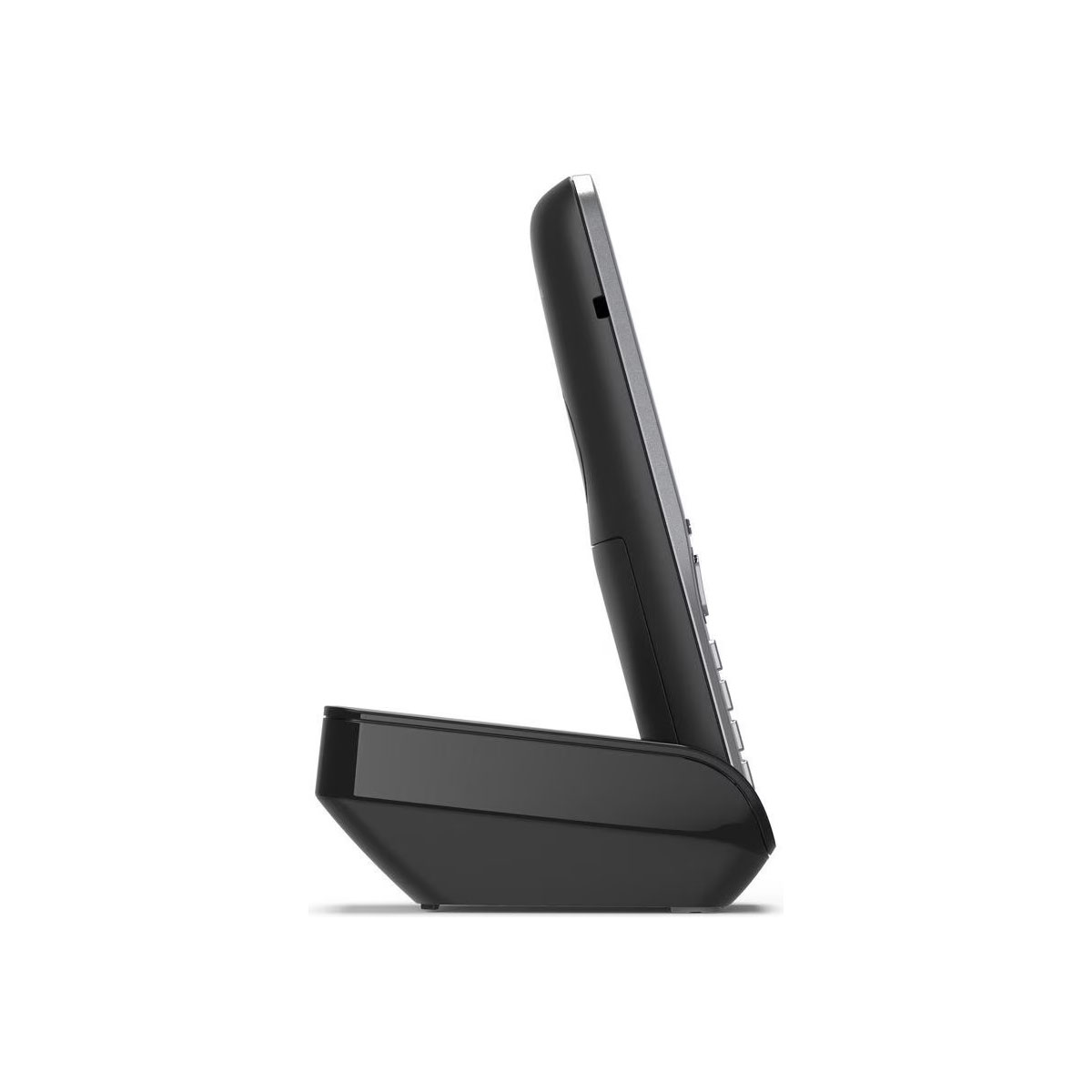 Profilo laterale di un telefono cordless nero nella sua base di ricarica su sfondo bianco.