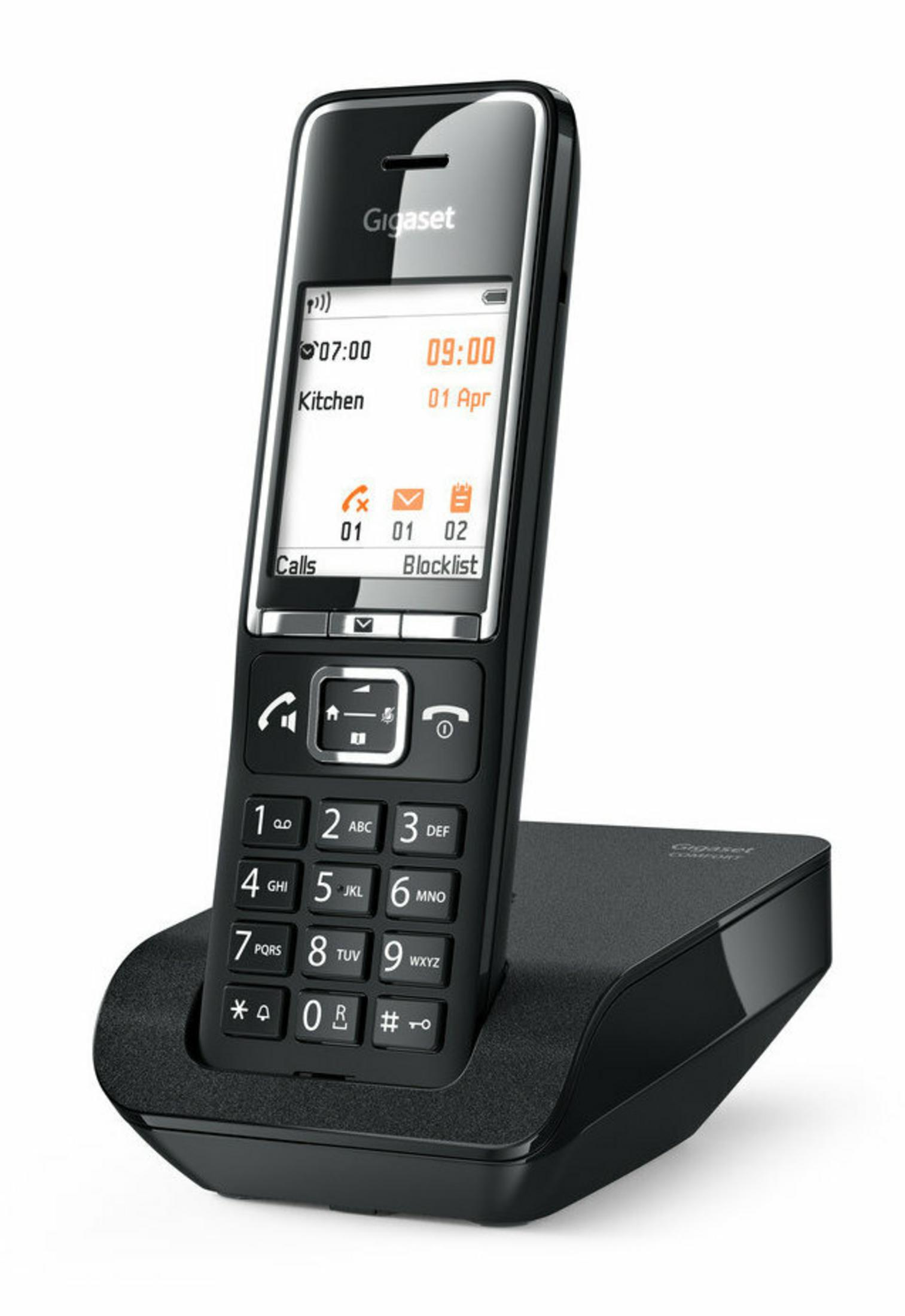Un telefono cordless Gigaset nero con display illuminato e tastiera sulla base di ricarica.