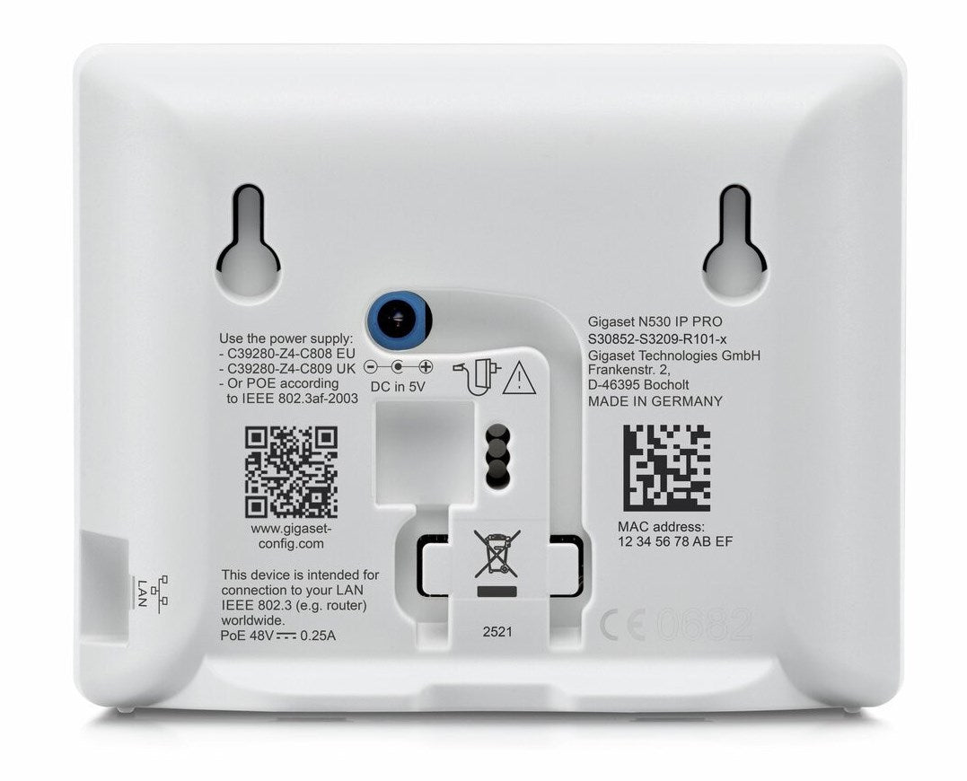 Rückseite eines weißen Gigaset N530 IP PRO Geräts mit Stromanschluss, QR-Codes und technischen Informationen.
