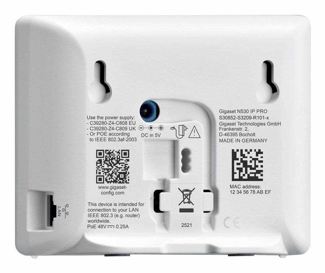 Rückseite eines weißen Gigaset N530 IP PRO Routers mit Wandhalterungslöchern, Stromanschluss und QR-Code.
