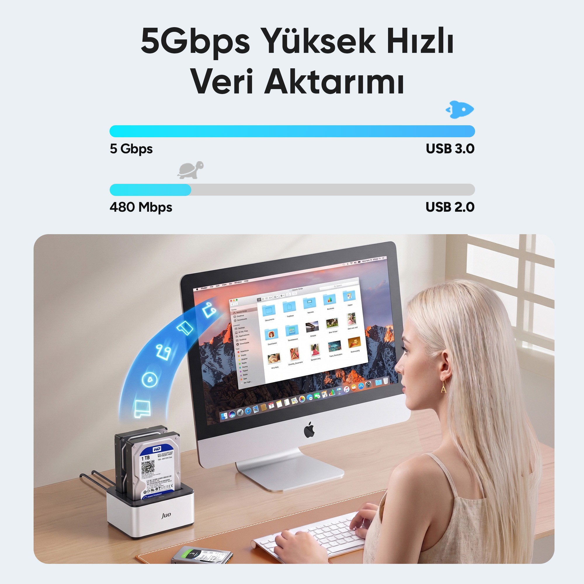 Bir kadın, 480 Mbps yerine 5 Gbps aktarım hızını gösteren sabit disk yuvalı bir bilgisayar kullanıyor.