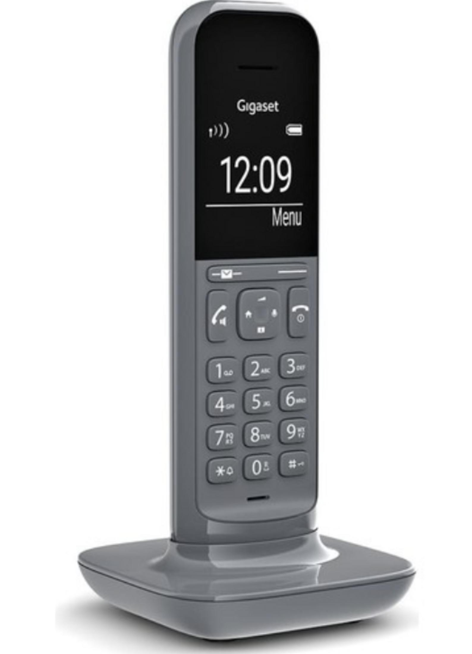 Gri renkli bir Gigaset kablosuz telefon, beyaz arka planda şarj tabanında duruyor.